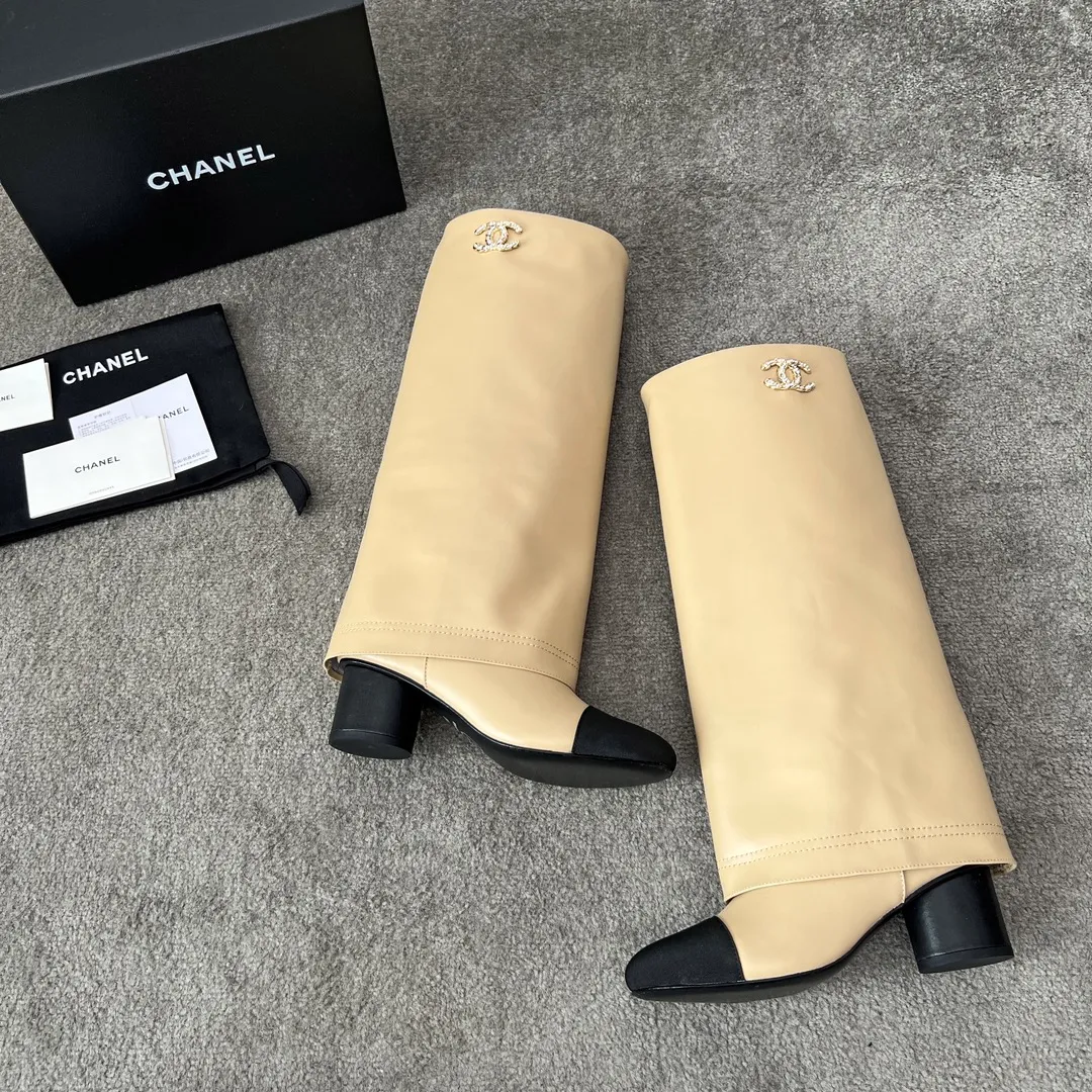 👟👟Ex-factory price 1000👟👟 High version of Chanel CHANEL, 🌞🌞🌞Xiaoxiang’s latest boots for autumn and winter 2025, a must-have item for this autumn and winter! ! Ms. Chanel loves simple yet irresistible combinations to show her unique style. Mix and match freely to shine⚡Follow Grandma’s fashion steps! ! ! The top-notch craftsmanship and texture are perfectly presented. No matter any details, you can compare them with the counters. The best quality products can be entered and exited from the counters at will! ! ❶Material: imported cowhide/sheep leather ❷Inner lining: cowhide lining ❸Foot pads: cowhide lining ❹Outsole: original Italian leather outsole ❺Heel height: 5.5cm ❻Boot shaft height: 15 inches ❼Number: 35-40 (40 and 41 are customized and non-refundable)